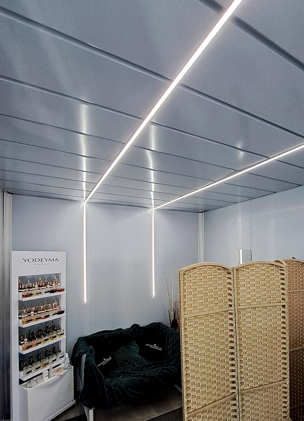LED-profil világítás a mennyezeten és a falon lefelé folytatva, kozmetikai szalon váróterében