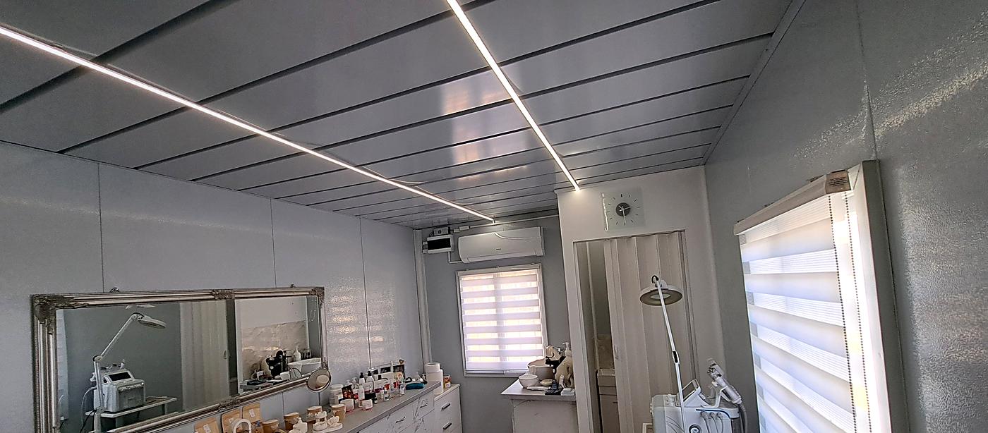 LED-profil világítás egy kozmetikai kezelőhelyiség mennyezetén